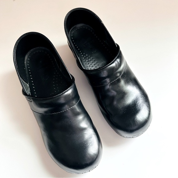 Dansko Professional Black Cabrio Clogs - Picture 2 of 8